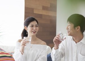 夫婦でお水を飲む画像