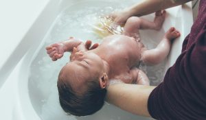 赤ちゃんの沐浴画像